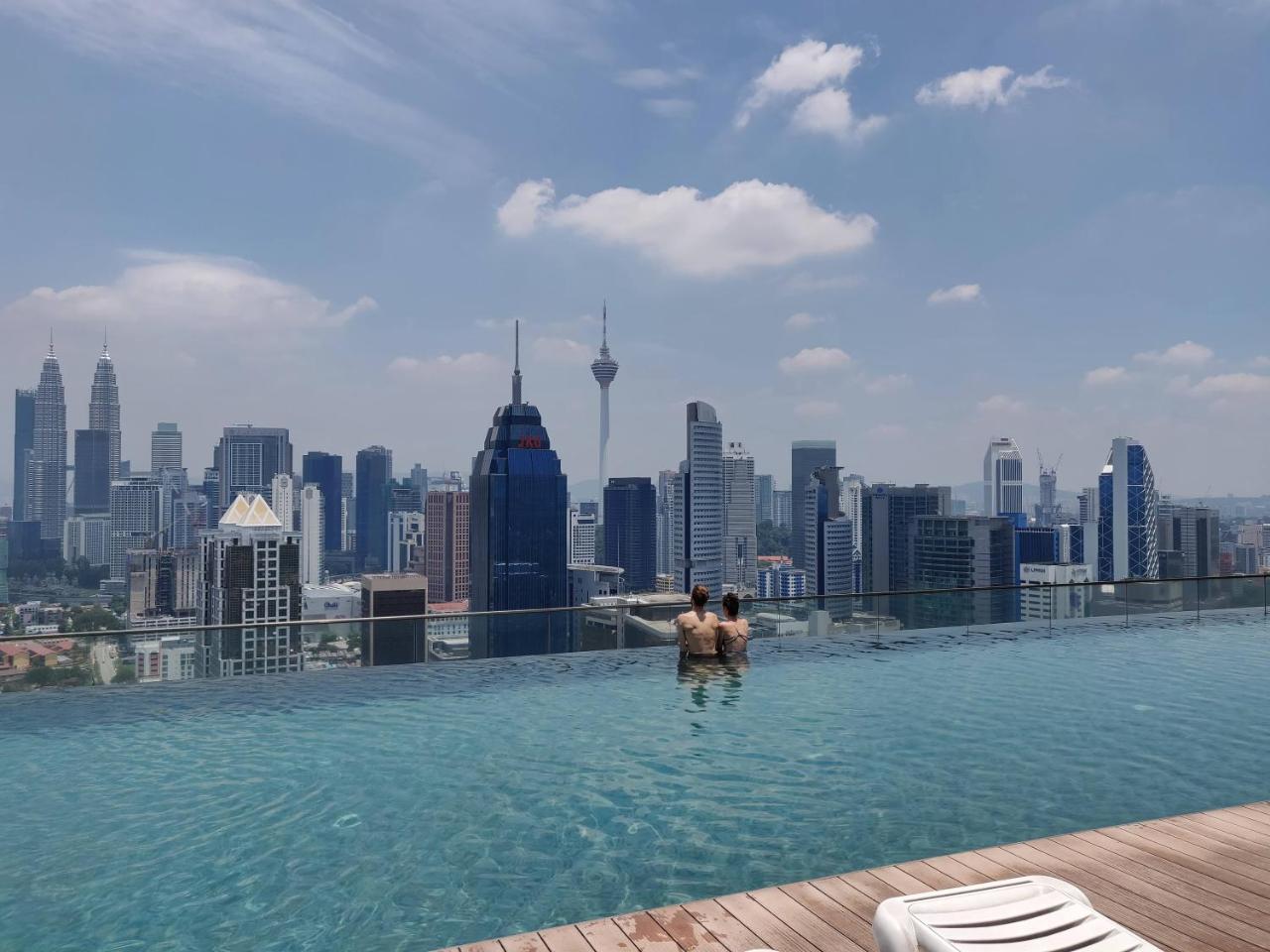 Skybed Over The Sky Hostel @Regalia Suites & Residences Kl Kuala Lumpur Eksteriør bilde